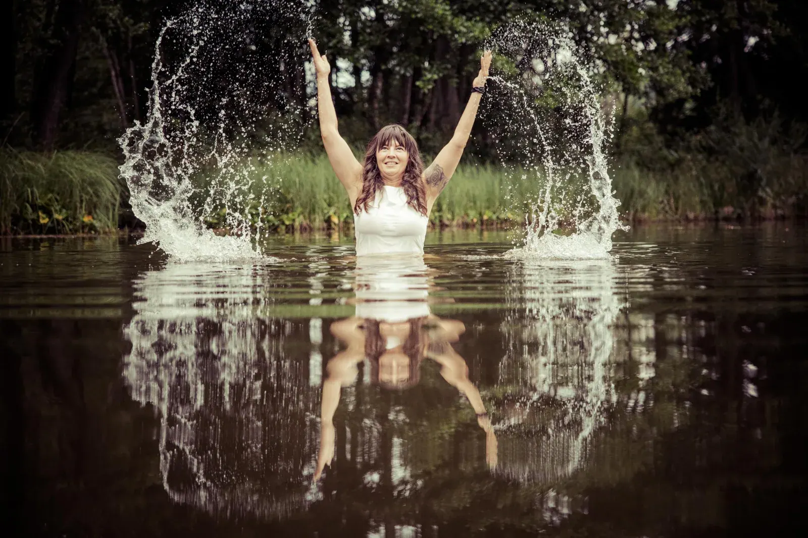 Frau feiert ihre Sichtbarkeit voller Energie im Wasser