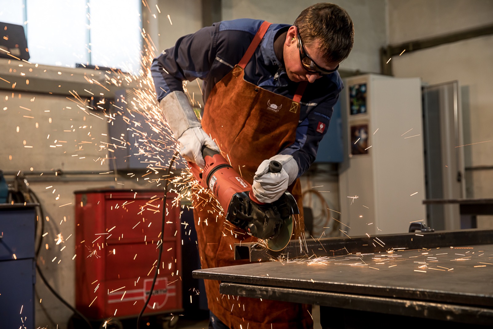 Authentisches Personal Branding eines Metallarbeiters in seiner Werkstatt