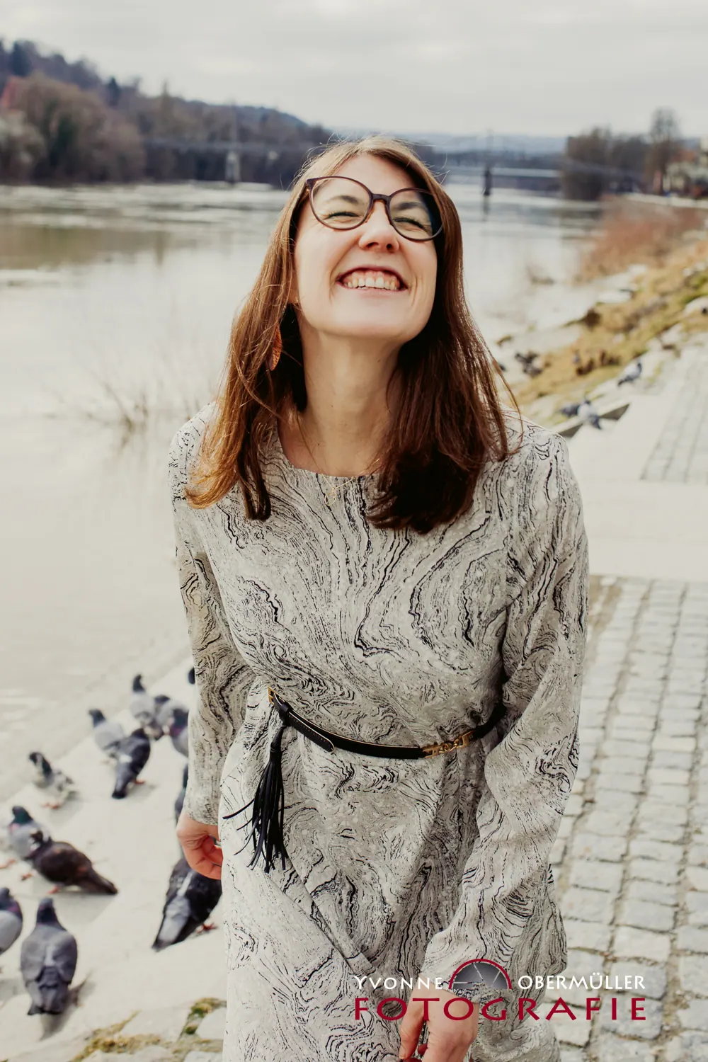 Selbstbewusste Frau im weißen Anzug bei einem Shoot & Shine Shooting